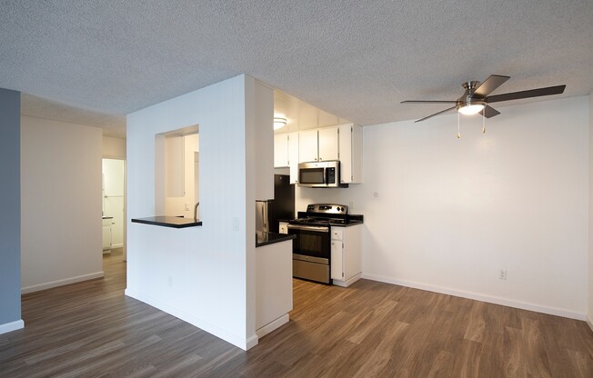 1 bed, 1 bath, 704 sqft, $2,095, Unit B-28