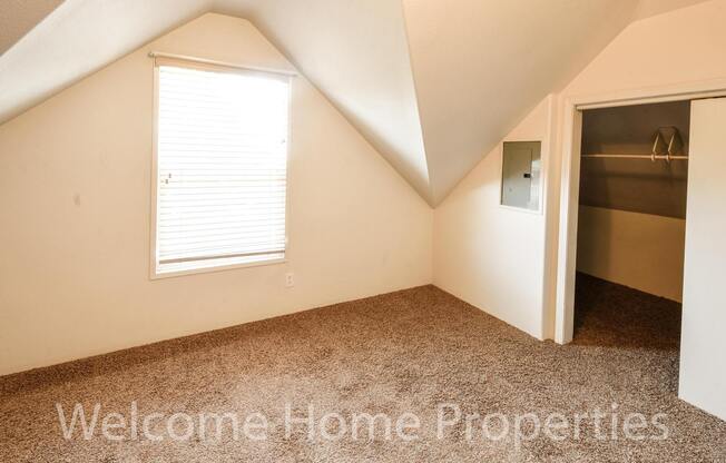 Spacious Attic Apartment Close to WWU