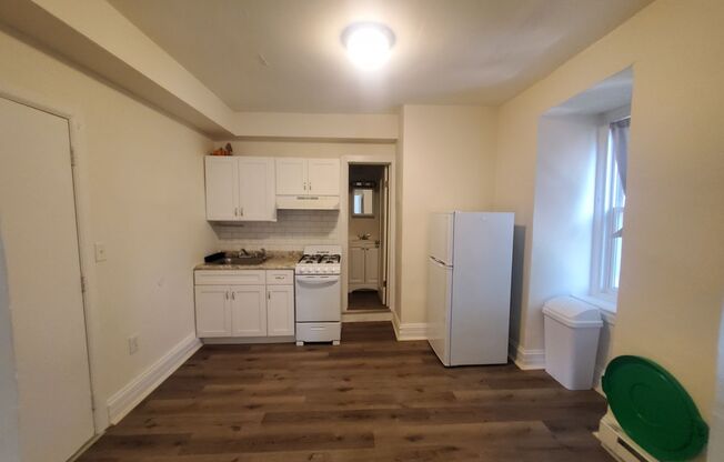 1 bed, 1 bath, 370 sqft, $1,027.25, Unit Unit 5