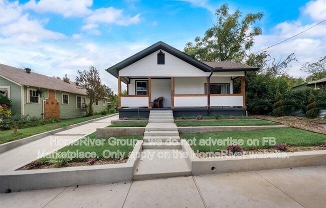 1124 E 11 ST
