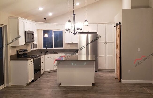 STATUS: AVAILABLE  | R245A | $2095 *** 1 ST FULL MONTH FREE - MOVE IN SPECIAL!!!