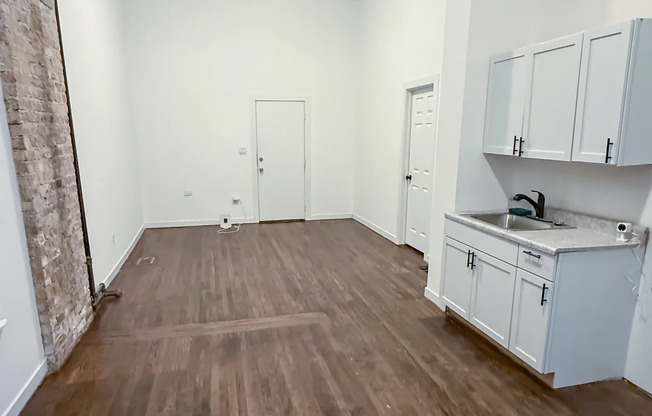 8714 S COMMERCIAL AVE