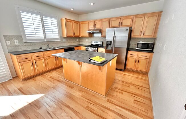 Spacious 3 Bedroom Home in Mountains Edge!
