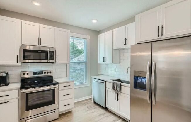 Gorgeous Main Level Newly Redone, Deck, Private Laundry, Upscale Payne-Phalen, Pets Ok!