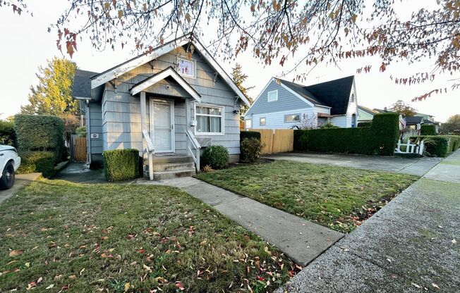 Quaint 2-Bed, 2-Bath Home in Central Tacoma - Convenient & Charming