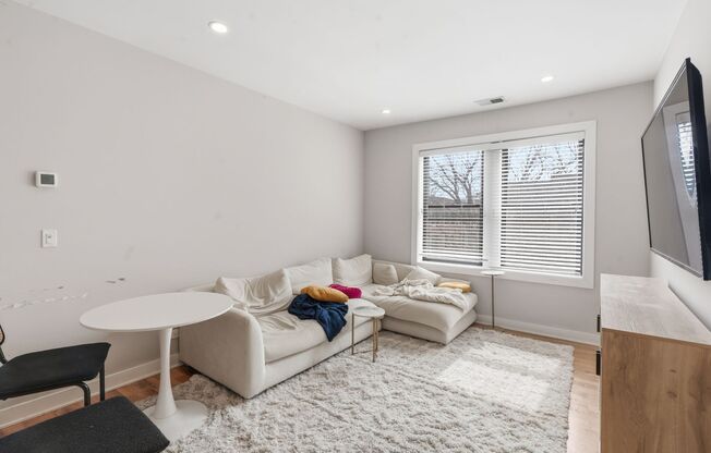 3 beds, 2 baths, 830 sqft, $4,450, Unit 928-3S
