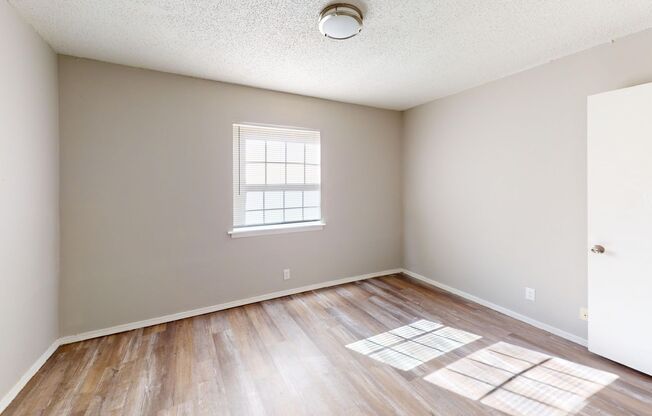 2 beds, 1 bath, 853 sqft, $895