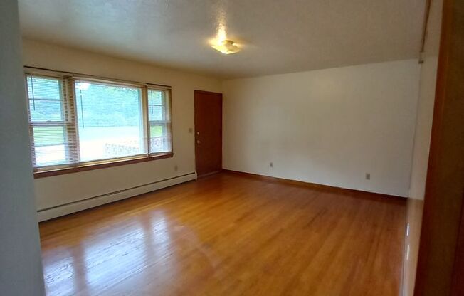 2 beds, 1 bath, 903 sqft, $1,250, Unit B-2