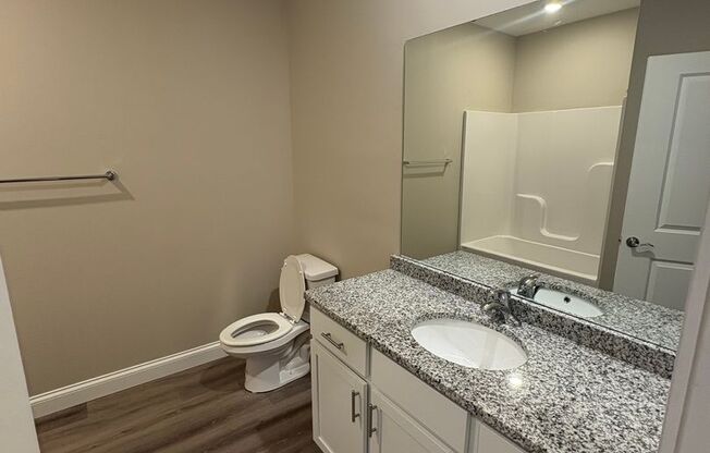 2 beds, 1 bath, 950 sqft, $1,100, Unit 215