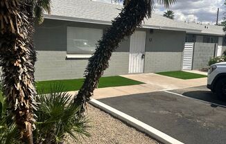 Great Ground Level Unit, Prime Area, Overlooking Pool!