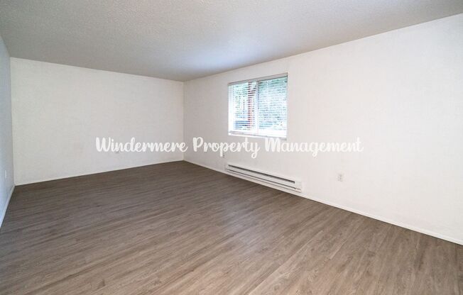 *AVAILABLE NOW!* Conveniently located 2 bed with fenced backyard