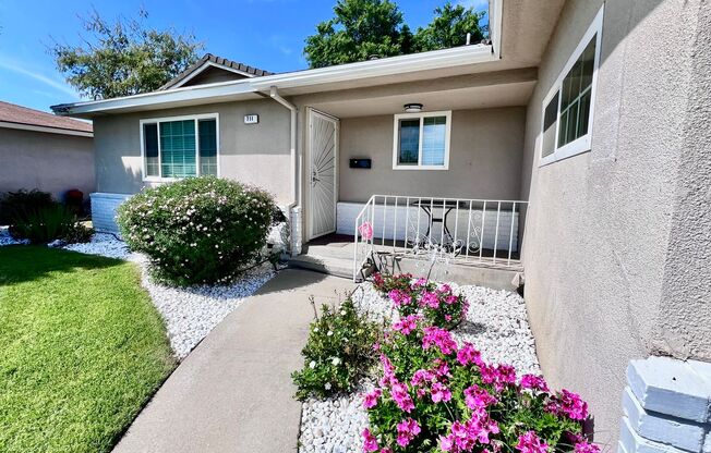 $2,220 Gettysburg & Willow, 3 Bedroom 2 Bathroom - Ashcroft Ave, Clovis - 2 living rooms + yard care included
