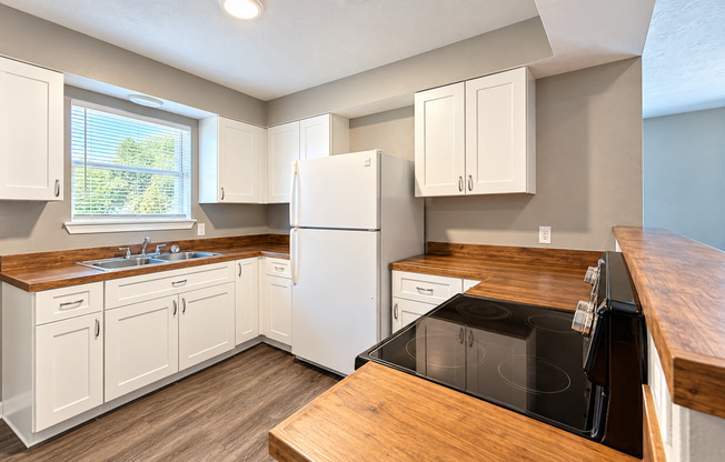 50% OFF 1st MONTHS RENT!! Renovated 2 bedroom 2nd Floor Apartment in the Heart of Conroe TX