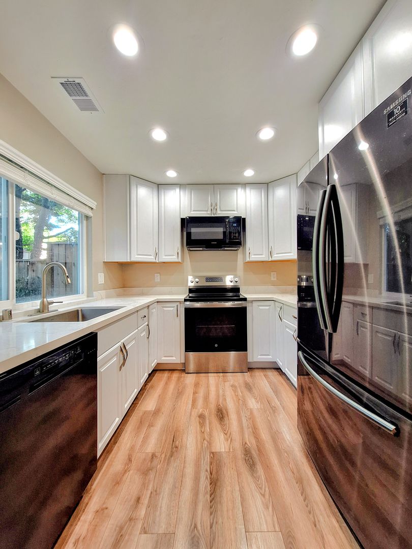 Beautiful & Spacious 3bd Townhouse w/Detached Garage & Pool