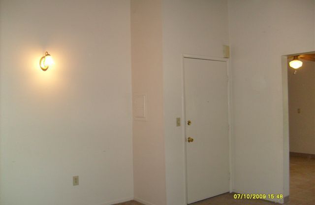 2 beds, 2 baths, 900 sqft, $1,400, Unit 4