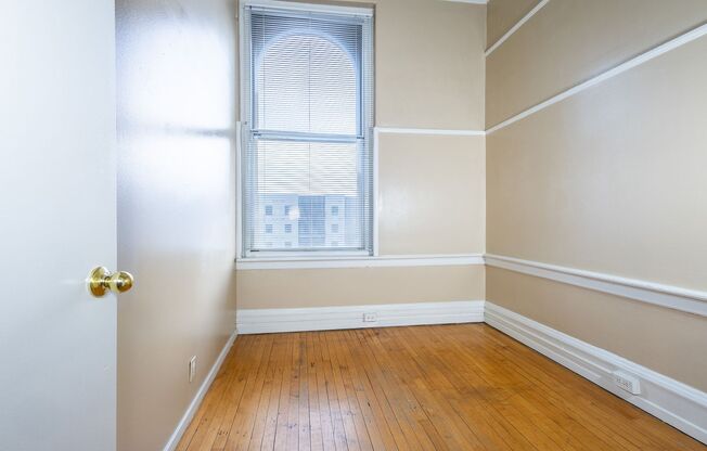 2 beds, 1 bath, 850 sqft, $899, Unit 3819 Jones St #303