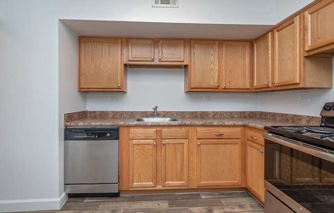 Fully Furnished Kitchen at Millcroft Apartments and Townhomes, Milford, OH, 45150