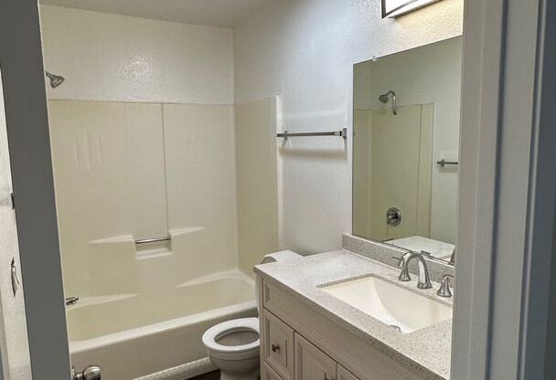 2 beds, 1 bath, 800 sqft, $2,050, Unit 916-C