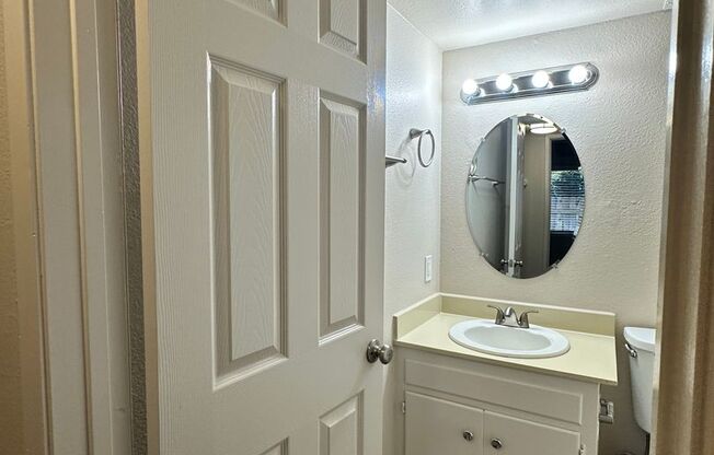 2 beds, 1 bath, 895 sqft, $1,700, Unit 490102