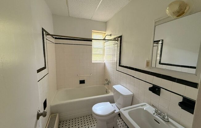 1 bed, 1 bath, 623 sqft, $900, Unit B72