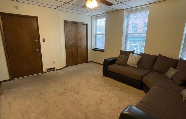 2 beds, 1 bath, $1,800, Unit 4017 Butler St - Unit 2