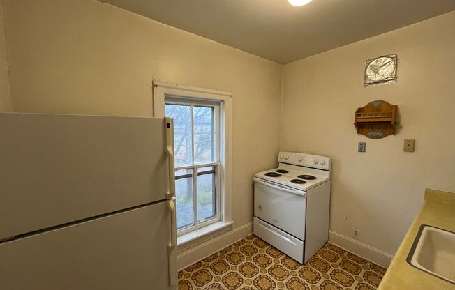 1 bed, 1 bath, 600 sqft, $595, Unit Upper