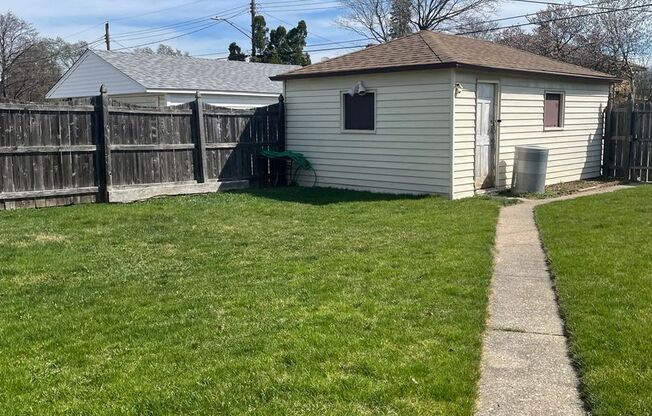 Beautiful 2 Bedroom Single Home!! Fenced in Yard! and One car GARAGE!!