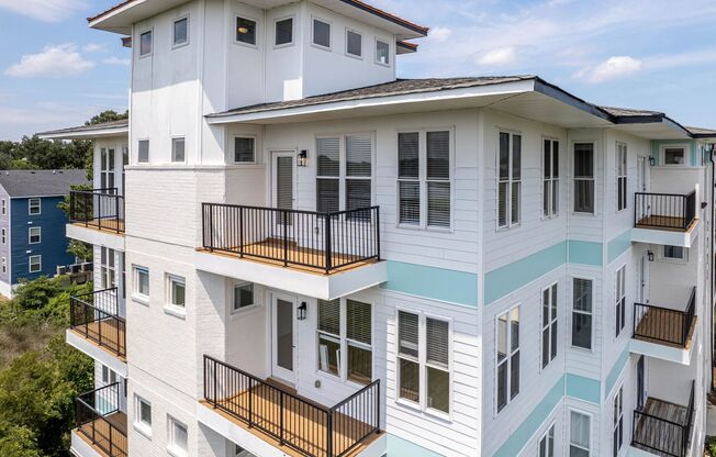 2221 Pretty Lake