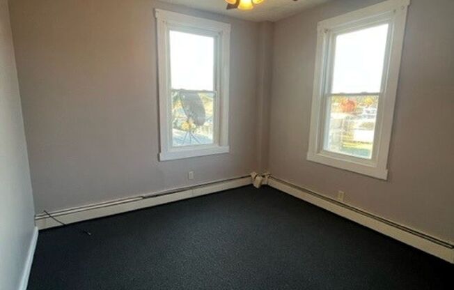 2 beds, 1 bath, $900, Unit 502 Center St APT 2