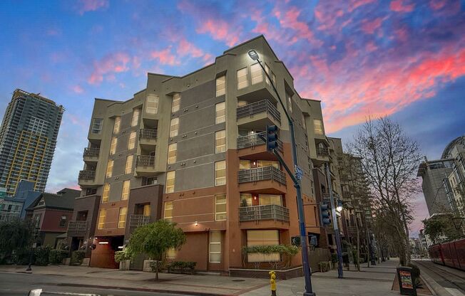 Beautiful 2B/2BA condo w/ 2 Reserved Parking Spaces & Washer/Dryer!