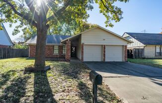 3 Bed / 2 Bath in Broken Arrow!