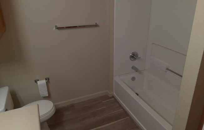 3 beds, 2 baths, 1,076 sqft, $2,200, Unit 2004