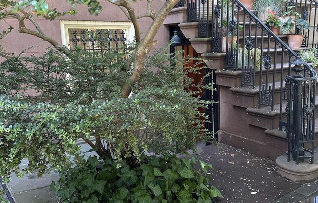 134 W 13 ST