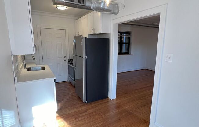 Studio, 1 bath, $1,600, Unit 4403 N. Hamilton - 3E