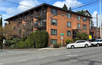 7101 LIVE A HALF MILE TO GREEN LAKE & 3 BLOCKS TO THE ROOSEVELT LIGHT RAIL