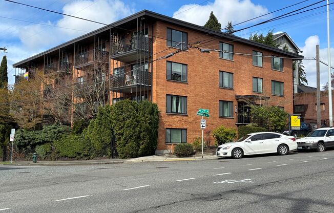 7101 LIVE A HALF MILE TO GREEN LAKE & 3 BLOCKS TO THE ROOSEVELT LIGHT RAIL