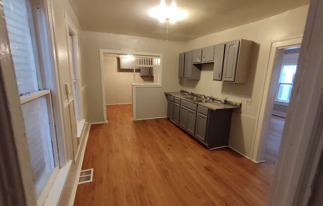 3 beds, 1 bath, $1,300, Unit 2