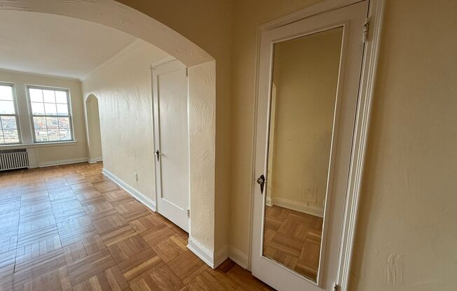 Studio, 1 bath, 413 sqft, $1,425, Unit Royal York 415