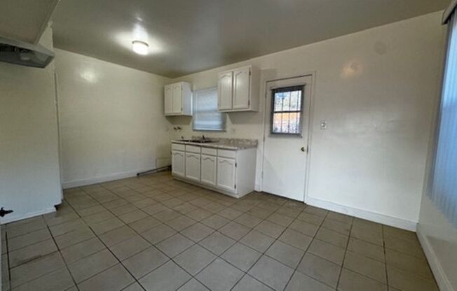 2 beds, 1 bath, 700 sqft, $2,509, Unit B