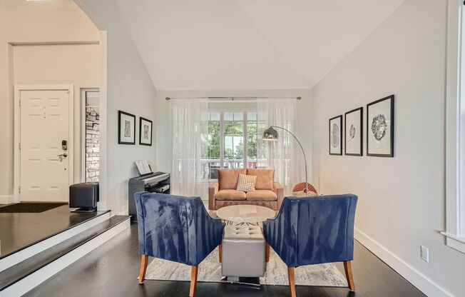 Beautiful Waneka Landing 5 bed/4 bath Home! Available August 6!