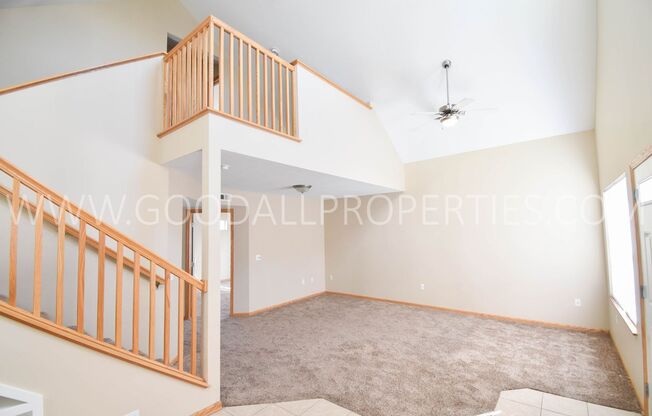 Spacious 3 Bedroom townhome with loft in Urbandale