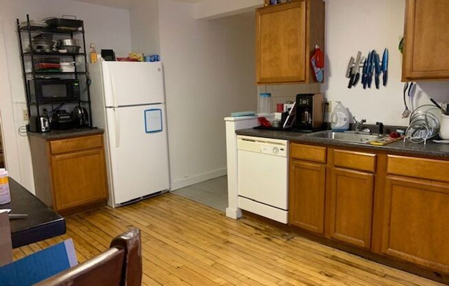 3 beds, 1 bath, $1,475, Unit Apt 2