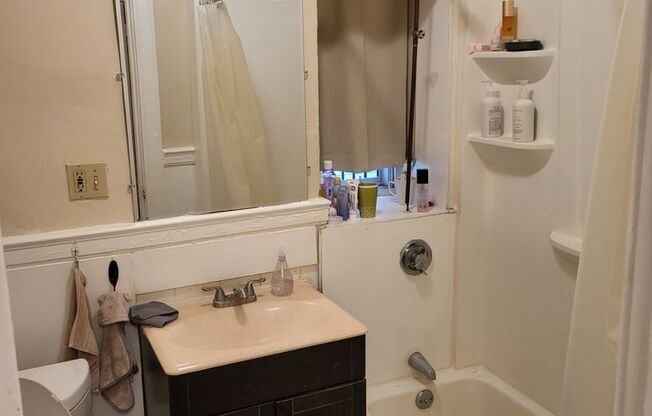 2 beds, 1 bath, $2,700, Unit A