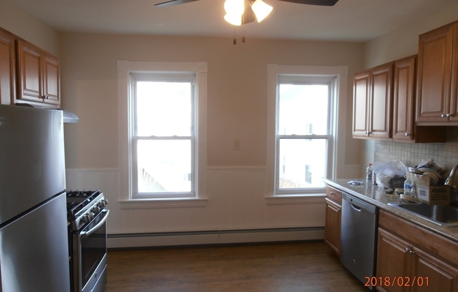 2 beds, 1 bath, 700 sqft, $2,500, Unit 2R