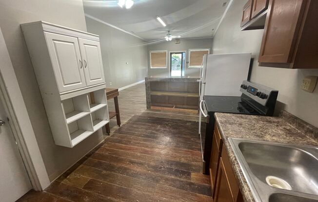 2 Bedroom Close To Downtown