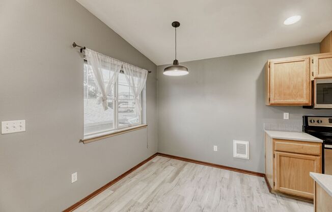 2BR/2BA Everett Condo: Fresh Updates + Gated Access!