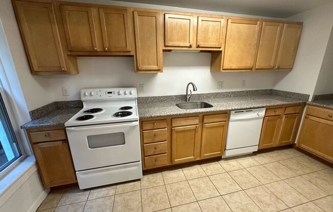 2 beds, 1 bath, 1,247 sqft, $2,000, Unit Old King Edward 18