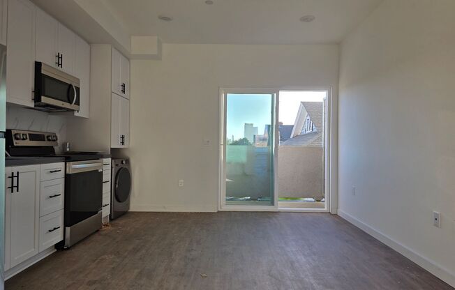 Studio, 1 bath, 327 sqft, $1,695, Unit 206