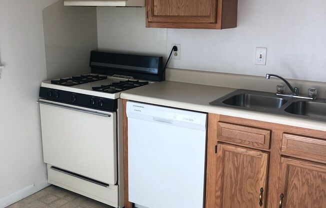 2 beds, 1 bath, 895 sqft, $1,050, Unit 035