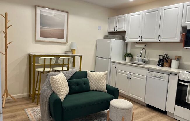 Furnished Rental in the Heart of Savannah~Available April 25th to May 23rd~